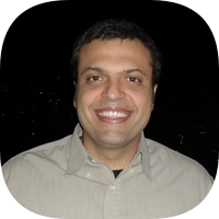 Prof. Dr. Carlos Torcato, de camisa, numa foto em preto e branco